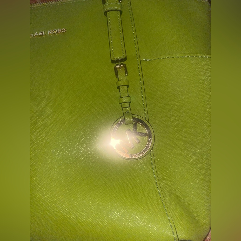 Michael Kors Women’s Jungle Green Large Saffiano Leather Voyager Tote Bag - Picture 13 of 14